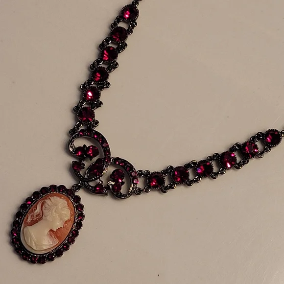 Cameo Pendant With Deep Blood Red Crystals Gunmetal-tone Choker Necklace PoFJ - Picture 9 of 16